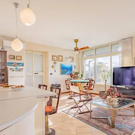 Luxurious Penthouse With Bayview דירה ברג'ג'י