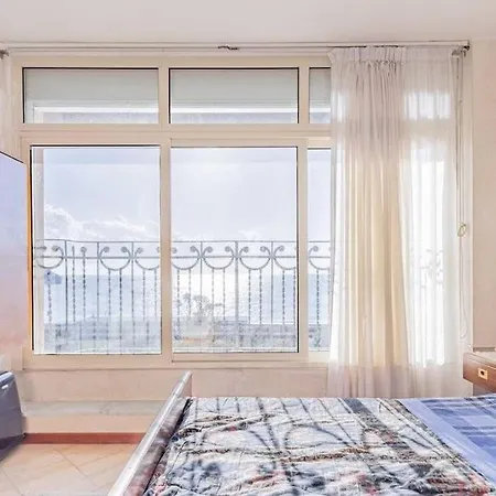 Luxurious Penthouse With Bayview דירה